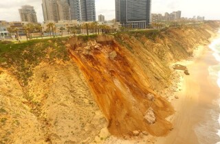Сильное обрушение прибрежного склона в центре Нетании