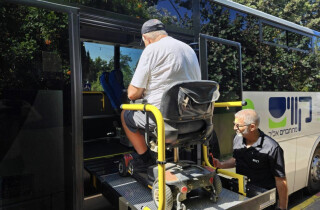 В Нетании появились автобусы доступные для инвалидов-колясочников