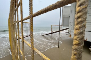 Участились случаи опасного нахождения на закрытой территории побережья