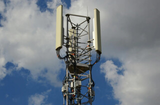 Скандал в Нетании: жильцы хостела против антенны 5G